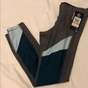 Women’s Under Armour cropped active wear size S